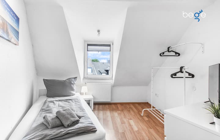 ห้องนอนที่ 2 มีเตียง พื้นที่นั่งเล่น และสมาร์ททีวี