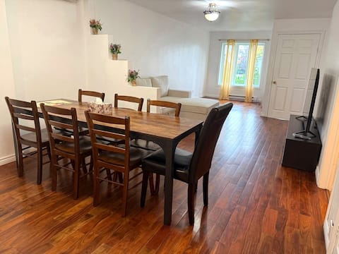 Top performing Airbnb: Comfort near Montreal + Yard, Parking & EV charger in Saint Hubert