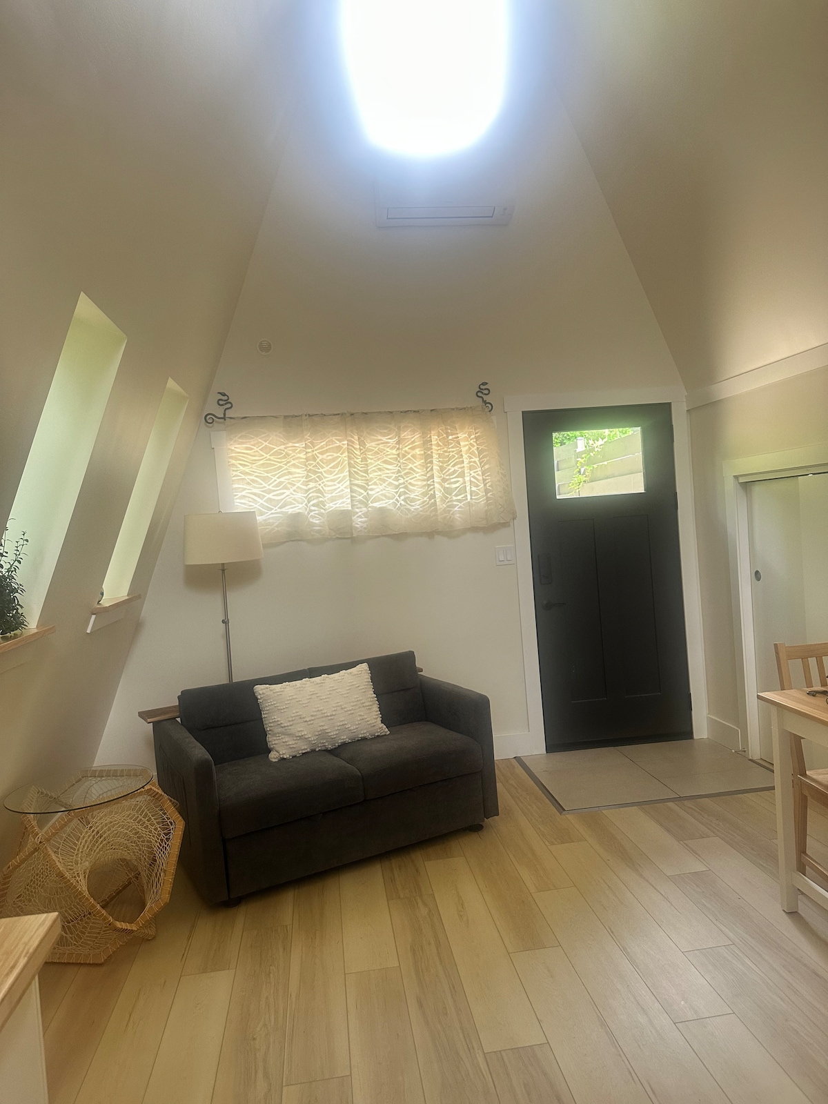 Petit canapé-lit adapté à une seule personne. 