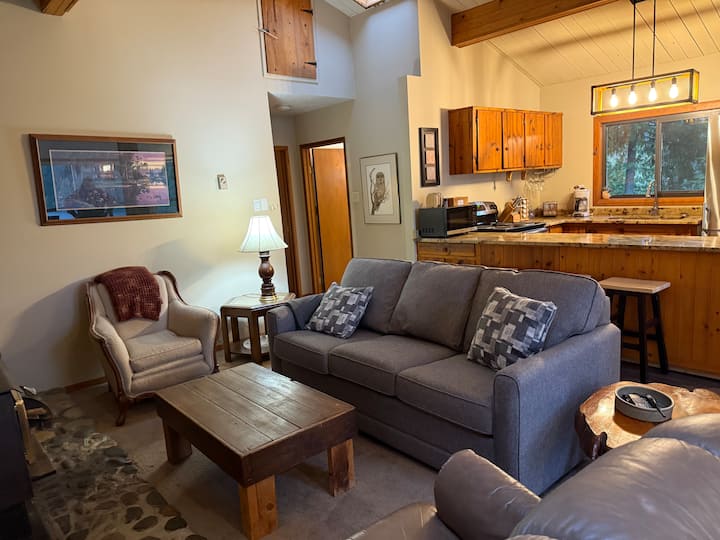 Cozy Lakefront Cabin - Campbell River