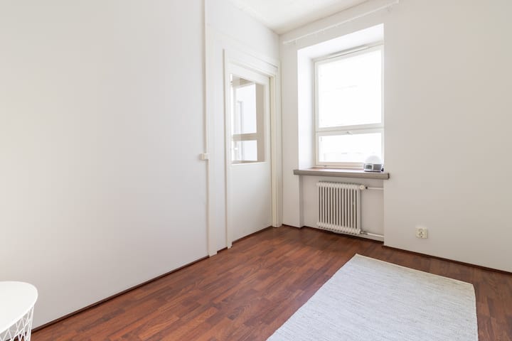 Toiseen makuuhuoneeseen pedataan tarvittaessa kaksi patjasänkyä. La seconda camera da letto può essere arredata con due materassi se il numero di ospiti lo richiede.