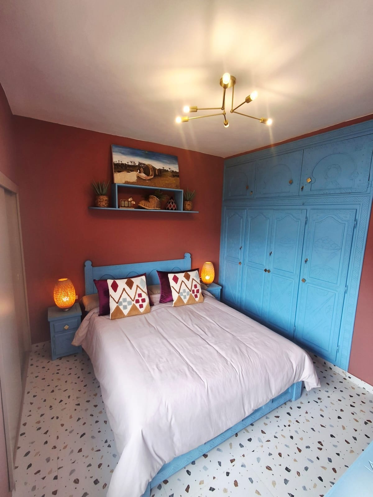 – Nemojte ležati izravno na prekrivaču.
- Plavi ormar je zaključan jer je za privatnu uporabu. 
Međutim, postoji još jedan veliki ormar i toaletni stol koji su postavljeni za vas.