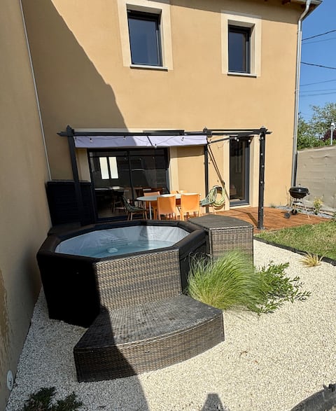 The small grain of the Lauragais with jacuzzi and garden
