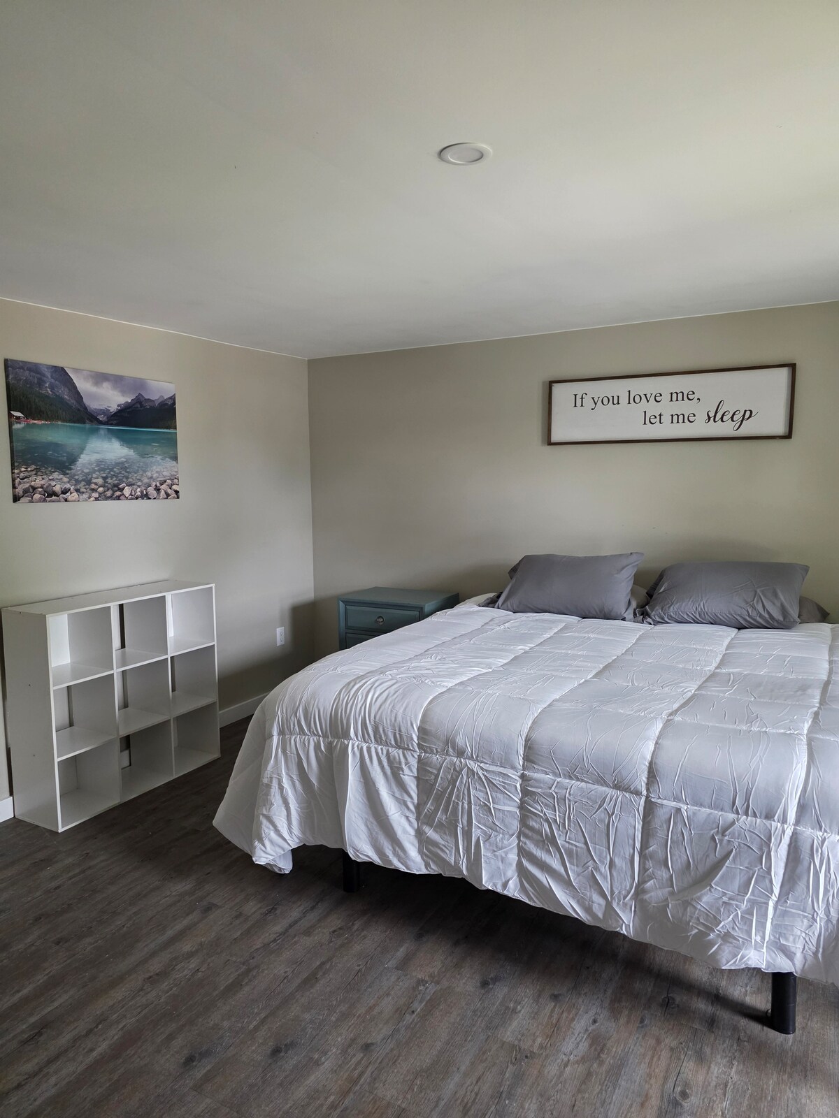 Cama de tamaño amable con plataforma ajustable.  La cabeza y las piernas pueden reposicionarse.  