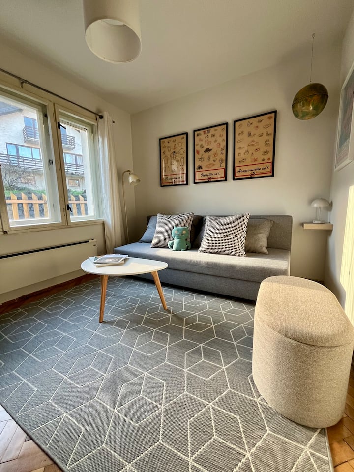 ห้องนอนที่สองมีโซฟาที่พับเป็นเตียงคู่ได้