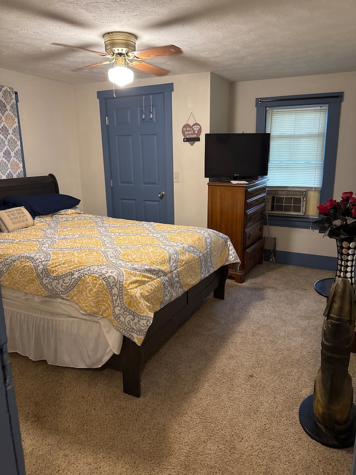 Room In Country Setting - Minerva, OH
