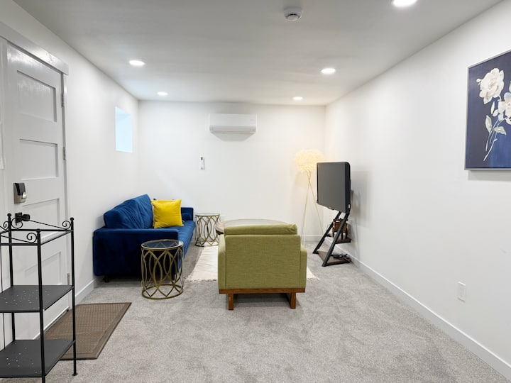 Newly Renovated 2bedroom 1bath Unit & Parking - Seattle, WA