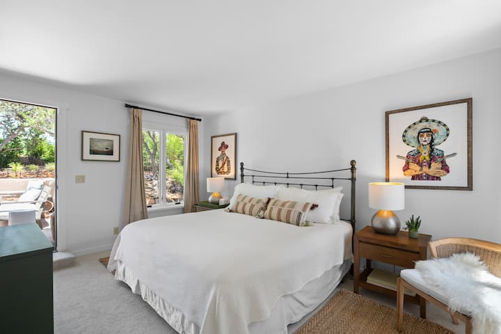 Acogedor dormitorio con una cama tamaño king y puerta al exterior, ¡escapada semiprivada interior y exterior!
