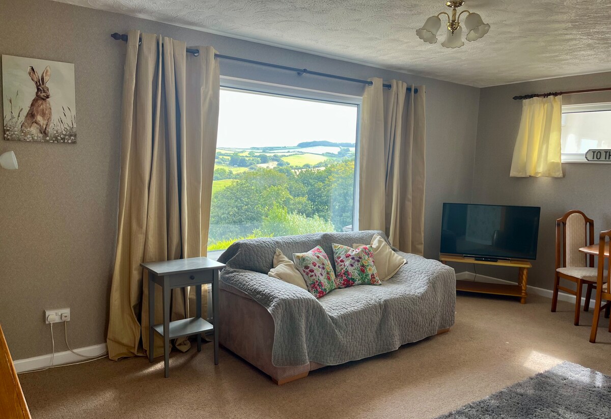 Top Airbnb: Seaside Bungalow, lovely views! in Ilfracombe