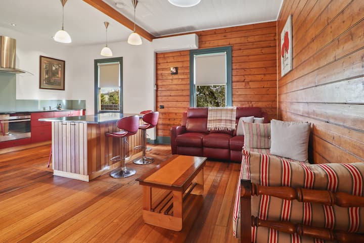 The Settlers Cottage |  In The Heart Of St Helens - Saint Helens