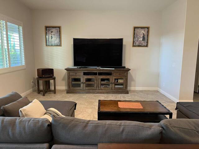 Luxe 4BR w/Pool, 8min to Strip & Airport Sleeps 14 gallery image 3