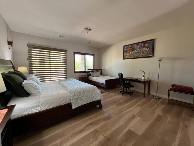 Luxe 4BR w/Pool, 8min to Strip & Airport Sleeps 14 gallery image 4