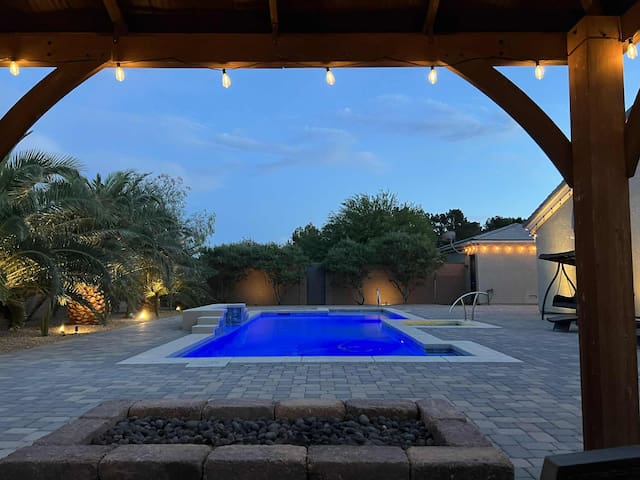 Luxe 4BR w/Pool, 8min to Strip & Airport Sleeps 14