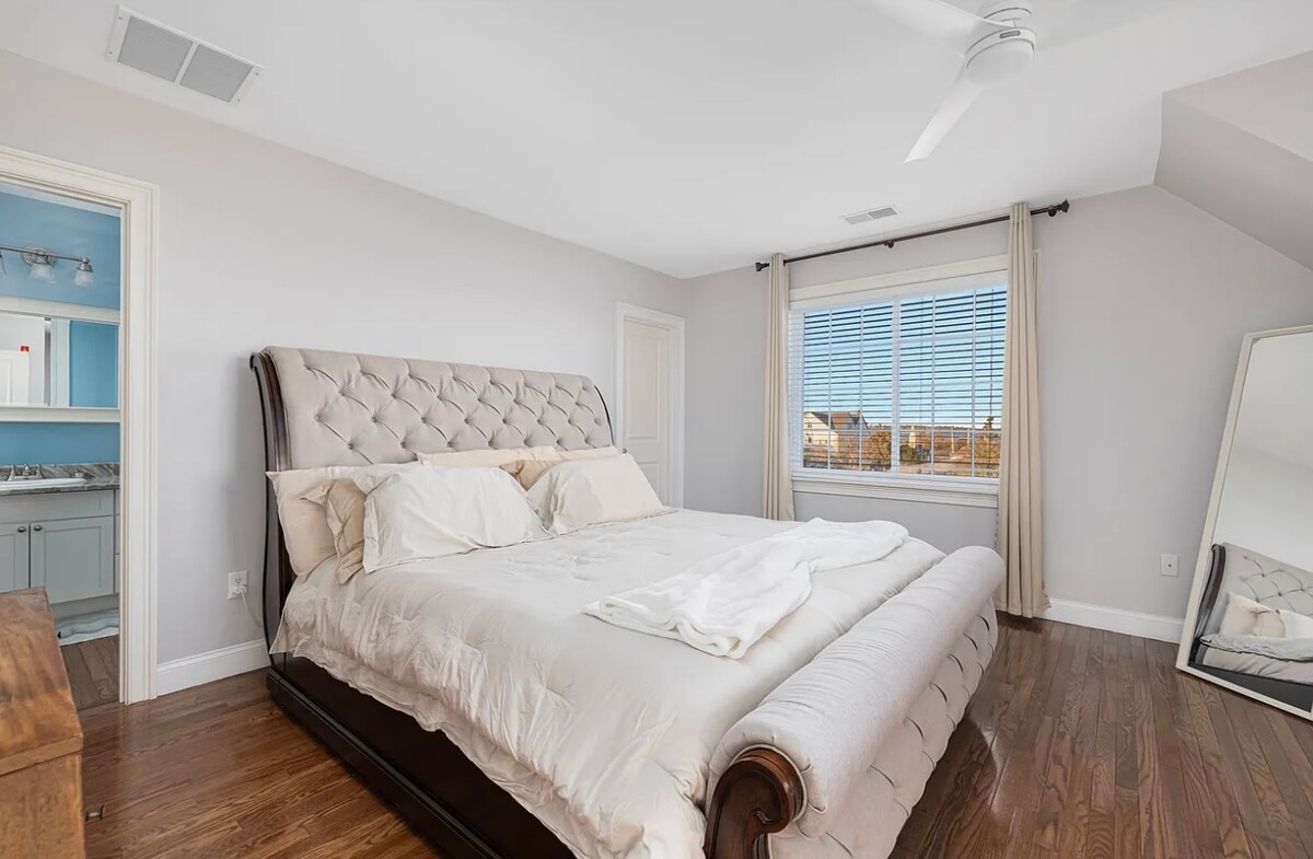 主套房，配有一张加大双人床。