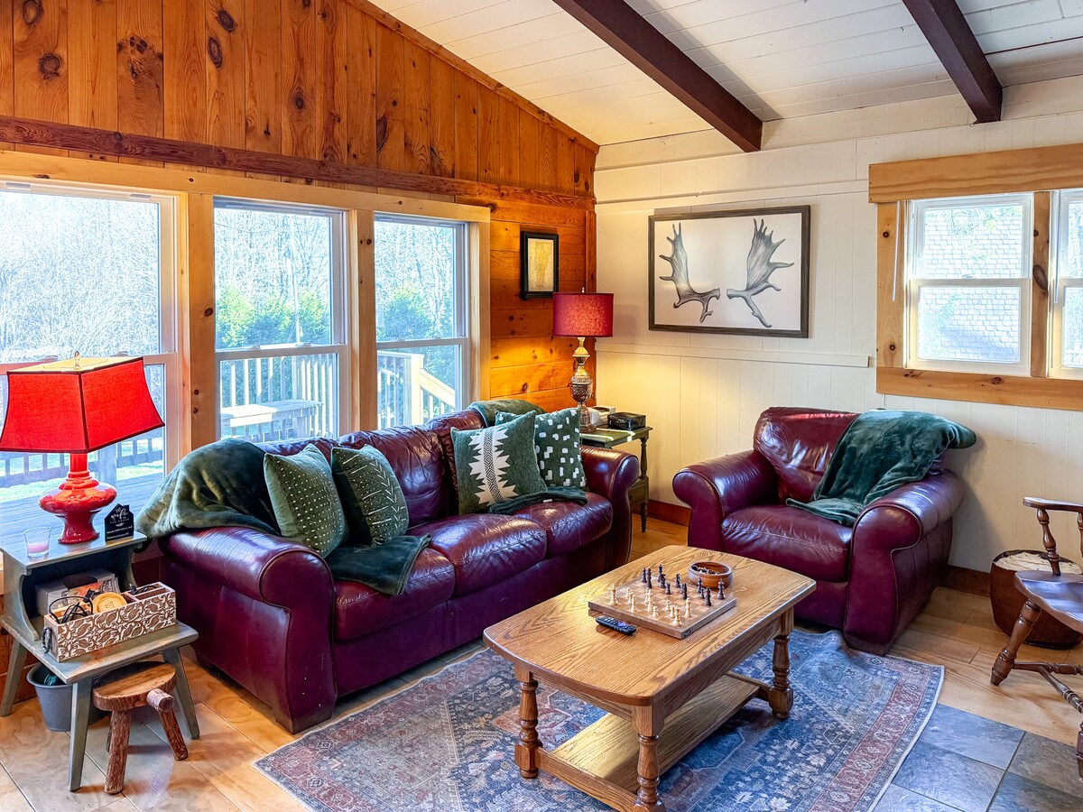 Popular Airbnb listing: Starlit Hot Tub & Rustic Charm Near Lakes & Trails in Wilmington