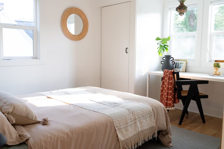 מיטת קווין סייז עם פינת עבודה