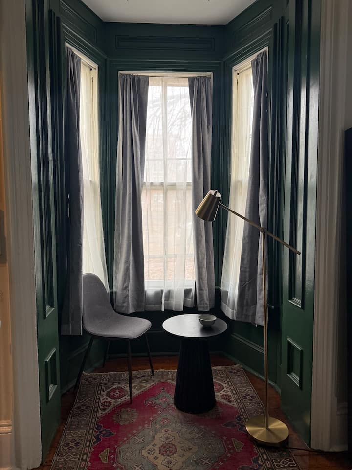 Stylish Downtown Studio Apartment - Lawrence, KS