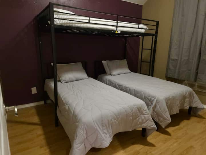 חדר משפחתי וידידותי לקבוצות עם אפשרויות שינה גמישות: שתי מיטות נפרדות ומיטת קומתיים. המקום הזה מושלם לילדים, חברים או אורחים נוספים, ומבטיח שלכל אחד יהיה מקום נוח לנוח בו.