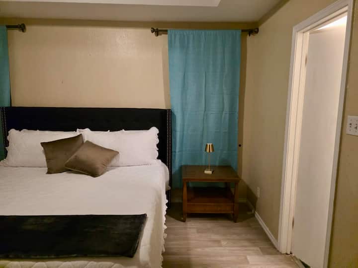 להתעורר רעננים בחדר שינה ראשי שליו עם מיטת קינג סייז מפוארת, מצעים רכים ועיצוב מרגיע. עם שולחן ליד המיטה ומנורת קריאה, זה מושלם כדי להירגע בלילה או ליהנות משגרת בוקר שקטה.