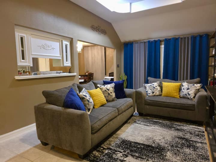 להתאסף עם בני משפחה או חברים בסלון המואר והמזמין הזה. ספות מפוארות עם כריות תוססות מציעות שפע של מקומות ישיבה, ואילו קווי ראייה פתוחים לפינת האוכל יוצרים את הזרימה המושלמת לשיחה, ללילות משחק או למנוחה יחד.