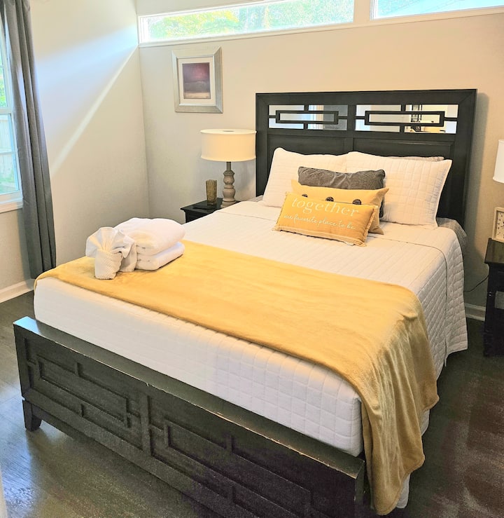 Bračni krevet (širine 180 – 200 cm) i pametni TV u glavnoj spavaćoj sobi.