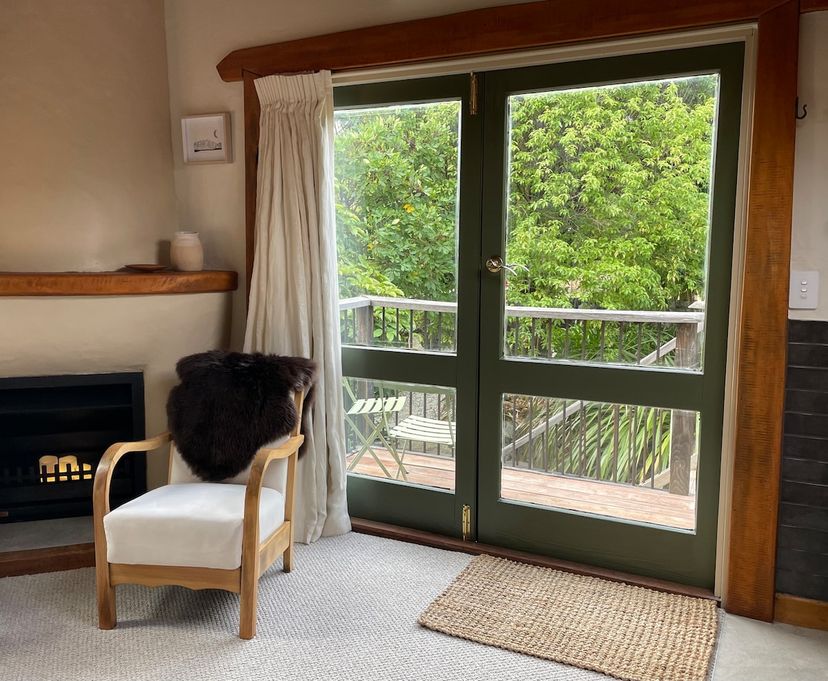 Top Airbnb: The Hobbit House, Self Contained Lakeside Studio in Frankton (Queenstown Lakes District)