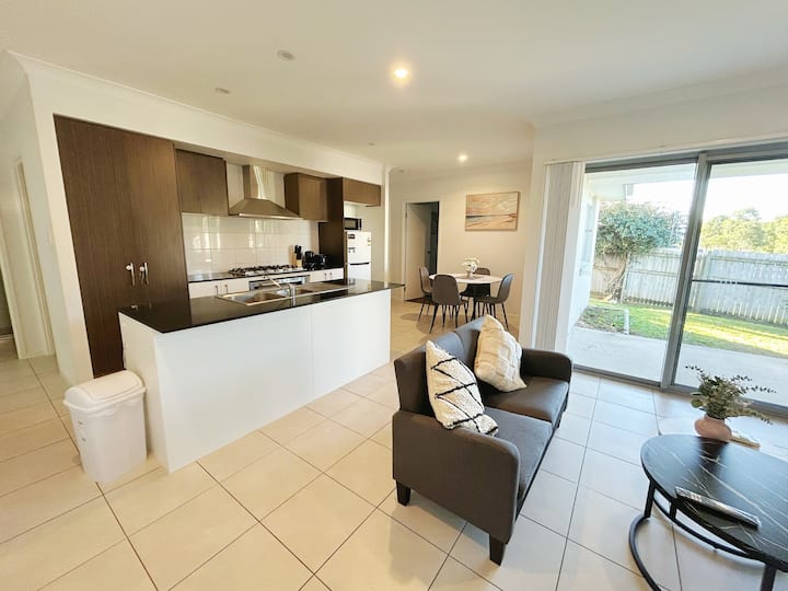 Cozy Modern 3br House Near Westfield |Garage & A/c - Dreamworld, Coomera