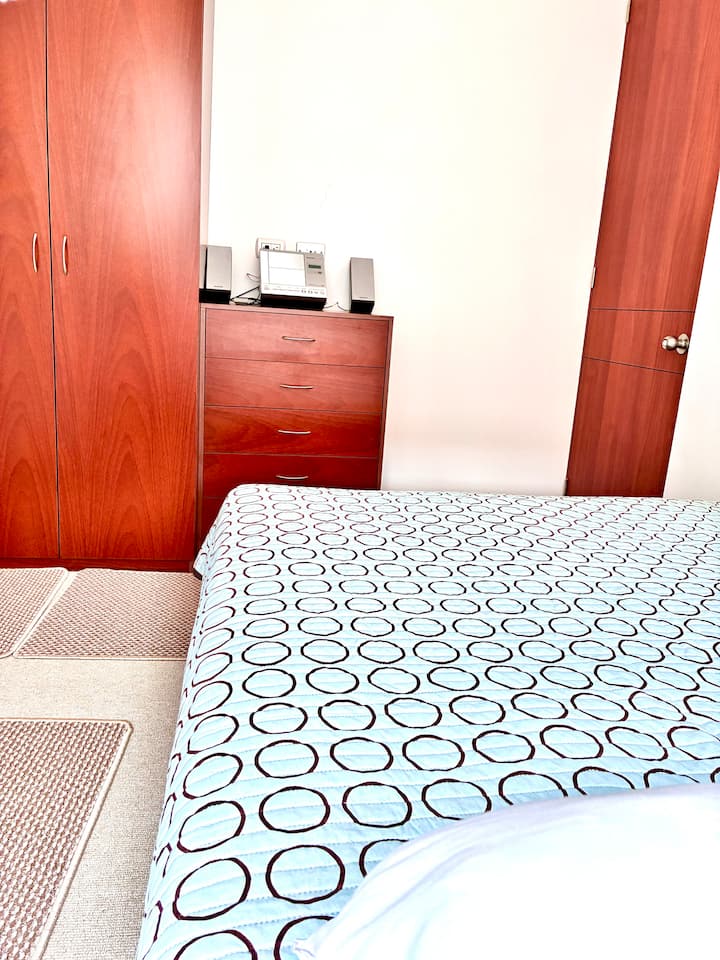 La luz natural inunda la habitación, creando un ambiente relajante. Ubicado al norte de Bogota, cerca de todo. Ideal para estancias de media duración. Disfruta de Wi-Fi rápido y todas las comodidades necesarias. ¡Reserva tu estancia perfecta!
