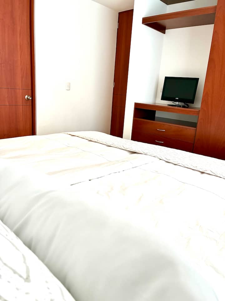 Admira las vistas panorámicas de la ciudad desde tu ventana, creando un ambiente mágico. Siente la calidez del hogar en cada rincón, con detalles cuidadosamente seleccionados para crear un ambiente relajante y agradable. 
