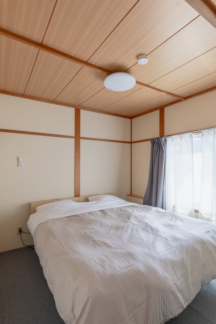 Kitanda aina ya Queen