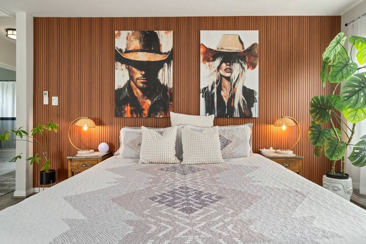 Hot Tub~Sauna~Zen Roofdeck~Gated gallery image 2