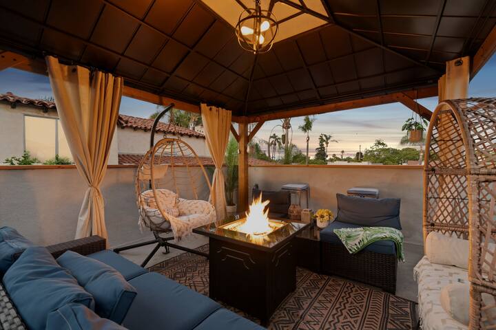 Hot Tub~Sauna~Zen Roofdeck~Gated gallery image 4