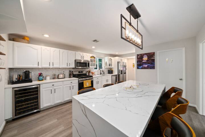 Hot Tub~Sauna~Zen Roofdeck~Gated gallery image 5