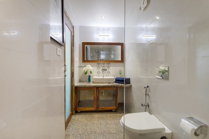 Full bathroom 3 image 1