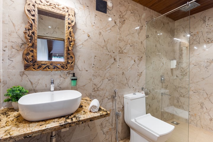 Full bathroom 2 image 1