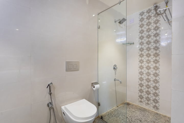 Full bathroom 1 image 1