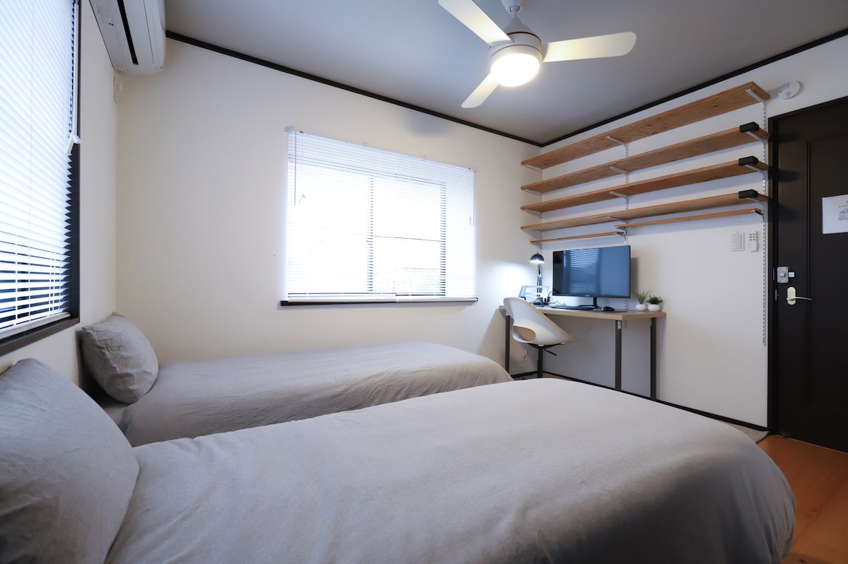 デスクワークも可能なお部屋です。