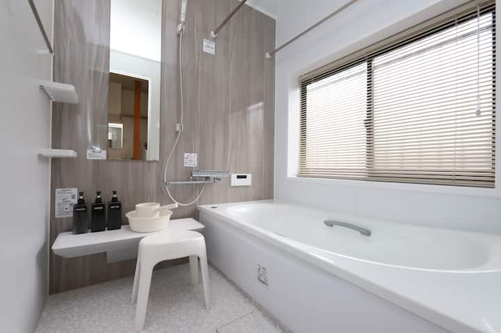 湯船にゆっくりと浸かって体を温めて入浴できる日本式のお風呂です。
シャワーもあります。