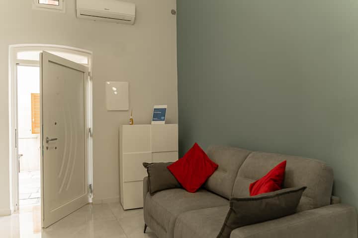 Splendido e luminoso salotto composto da comodo divano letto, wifi, condizionatore.