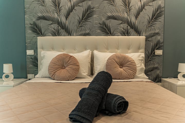 Splendida prima camera dotata di arredi di design, asciugamani completi, Smart Tv.