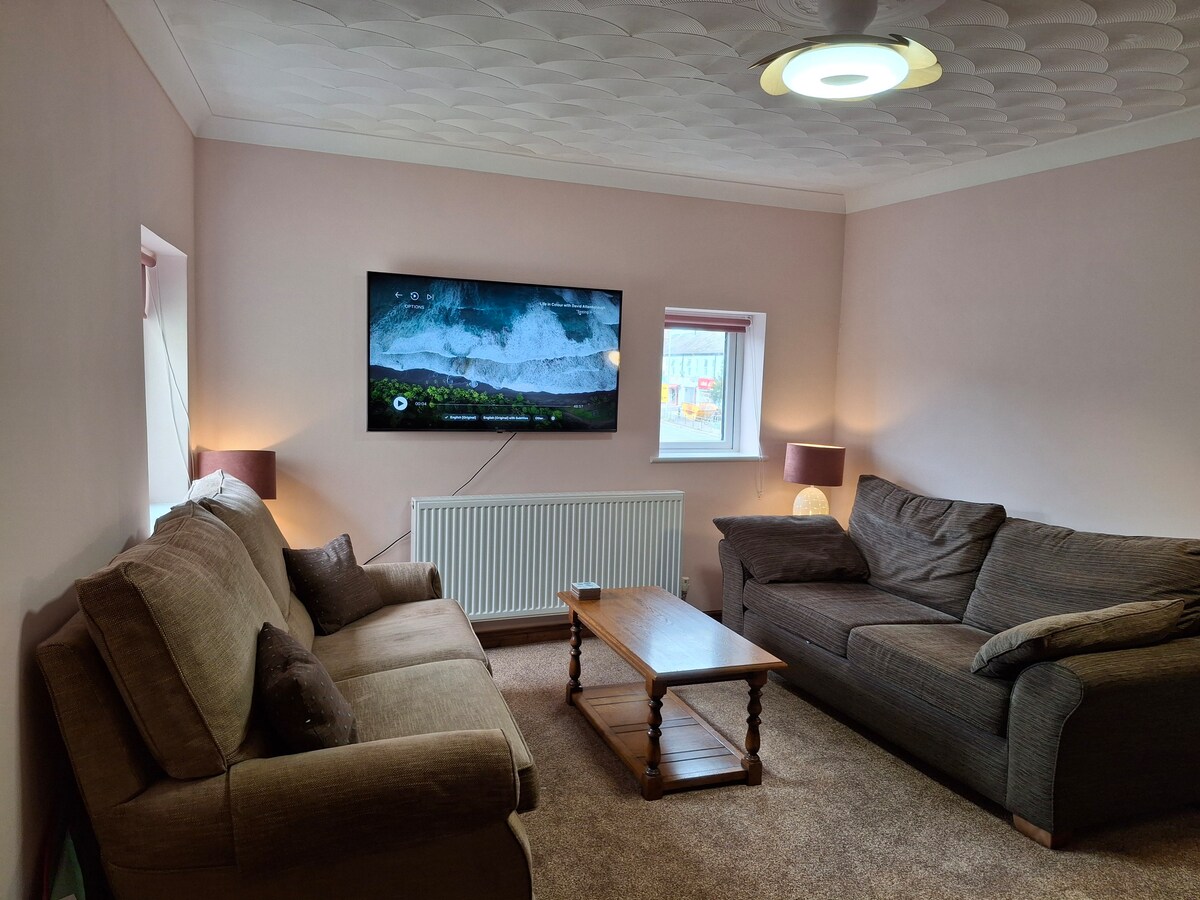 Top performing Airbnb: 4 Bedroom 1st Floor Apartment in Old Catton