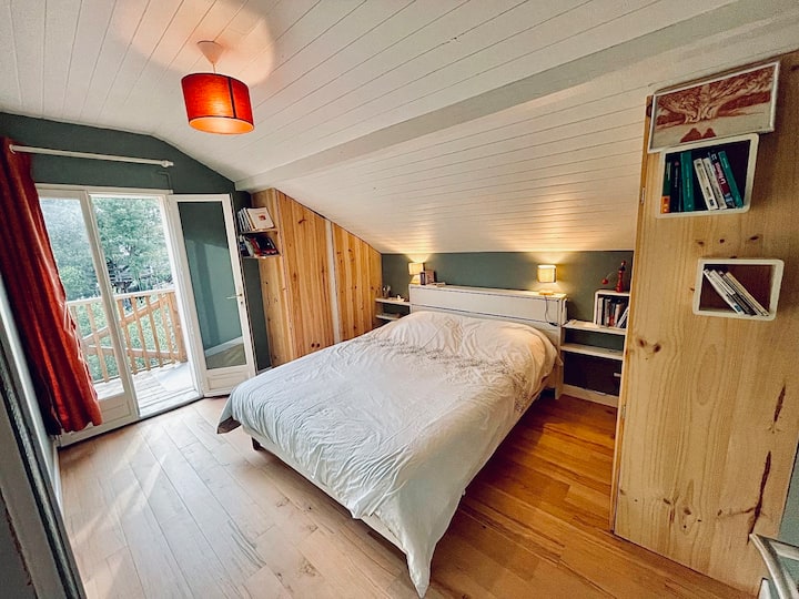 Chumba kinachoangalia magharibi chenye roshani kinachoangalia bustani