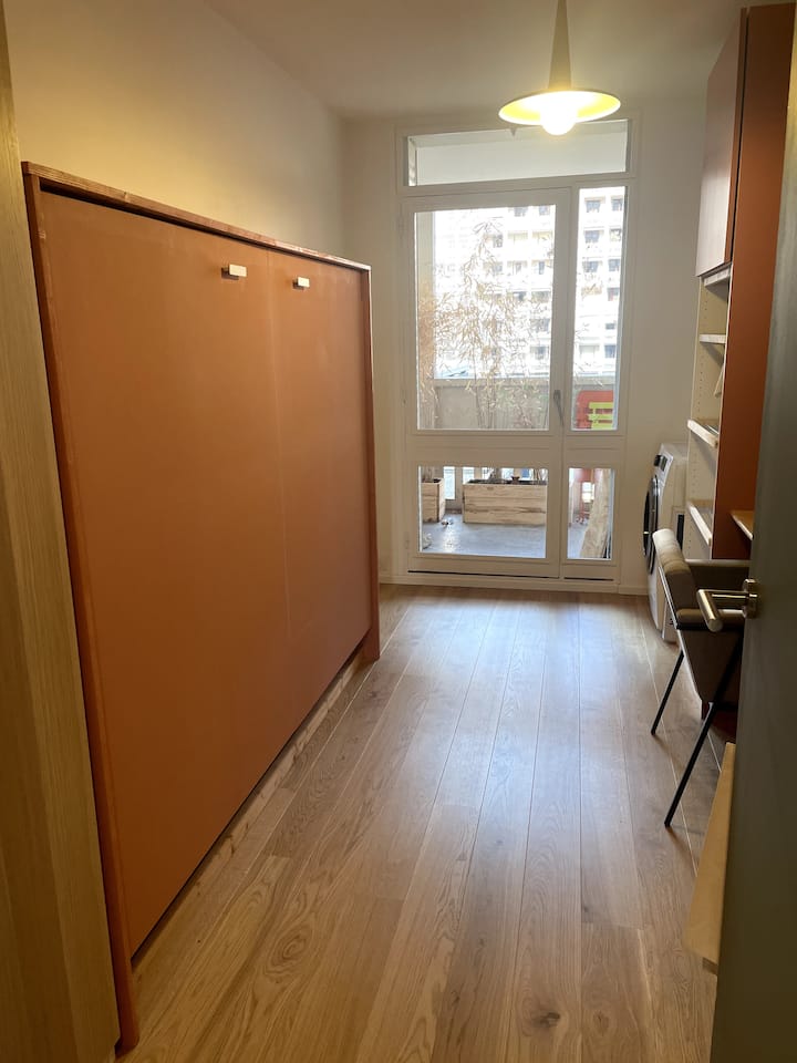 Chambre avec coin bureau et lit escamotable de 140x190cm, ouvrant sur le balcon côté est