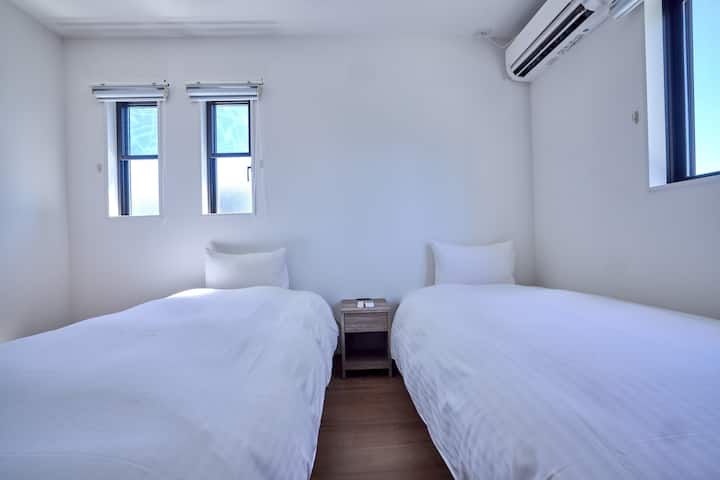 ベッドはすべてシモンズ製を採用しています。上質な寝心地で、旅先でも快適にお休みいただけます。
所有床都是由席梦思（Simmons）制造的，以其卓越的舒适度而闻名。 入住期间可享受宁静的睡眠。