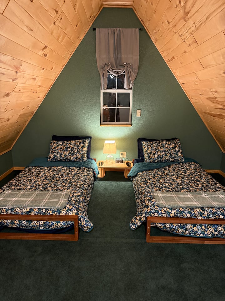 Twee eenpersoonsbedden die tegen elkaar geschoven kunnen worden. Op de derde verdieping. 