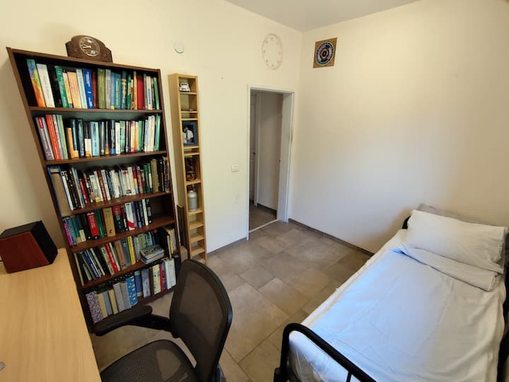 Офис/спалня на първия етаж (също и жилищното защитено пространство - ממ„ד), с единично легло. Леглото се разгръща в двойно легло.