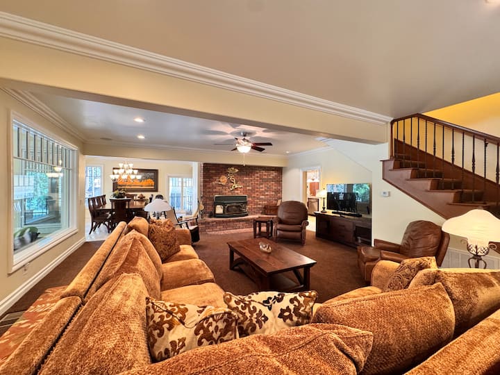 Luxury Retreat W/ Chef Kitchen & Decks - Wrightwood, CA