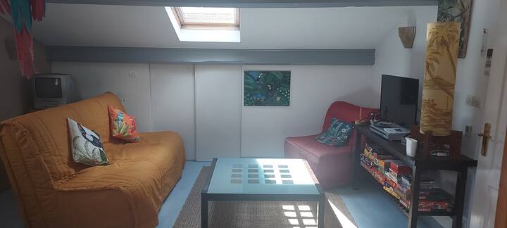 הסלון הוא למנוחה, שתיית אפריטיף, צפייה בטלוויזיה או משחקי קופסה