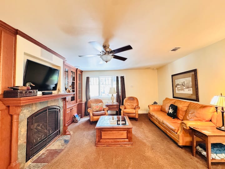 Luxury 2br Suite, Chef’s Kitchen + Private Theater - Wrightwood, CA