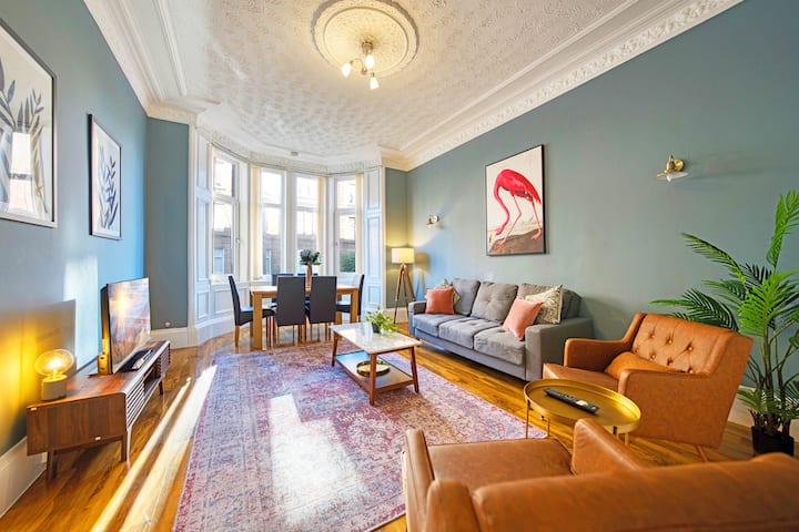 3br Apt – Near Ibrox Subway, Sleeps 7 + Parking - Glasgow